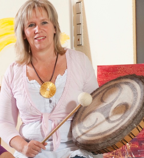 01-Ursula-mit-Trommel